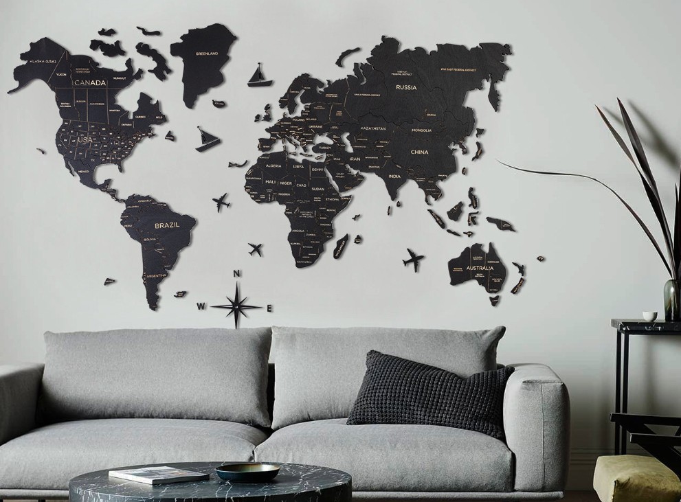 Černá dřevěná mapa světa v minimalistickém interiéru - elegantní monochromní nástěnná dekorace