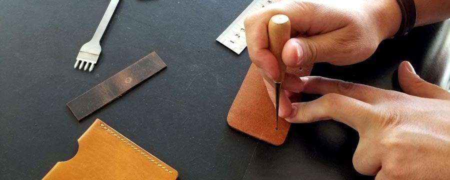 100% ruční práce, dřevo a 100% syntetická kůže