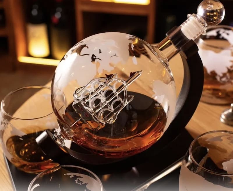 Karafa na whisky sada na drevenom stojane - Whiskey set Glóbus + 4 poháre a 9 kameňov