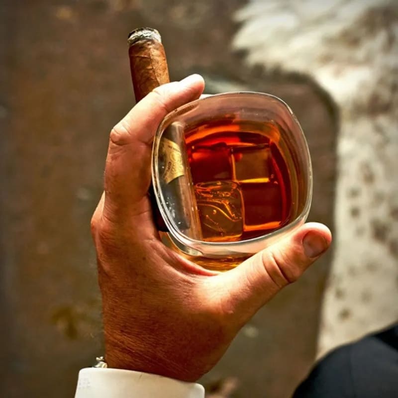 Pohár na whisky s cigaretovým držiakom – sklenený pohár 260 ml 