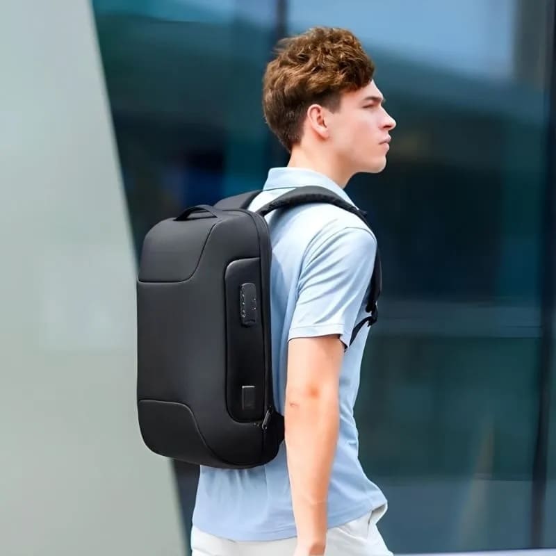 Batoh nepromokavý pánský – batoh s USB portem a PIN zámkem moderní