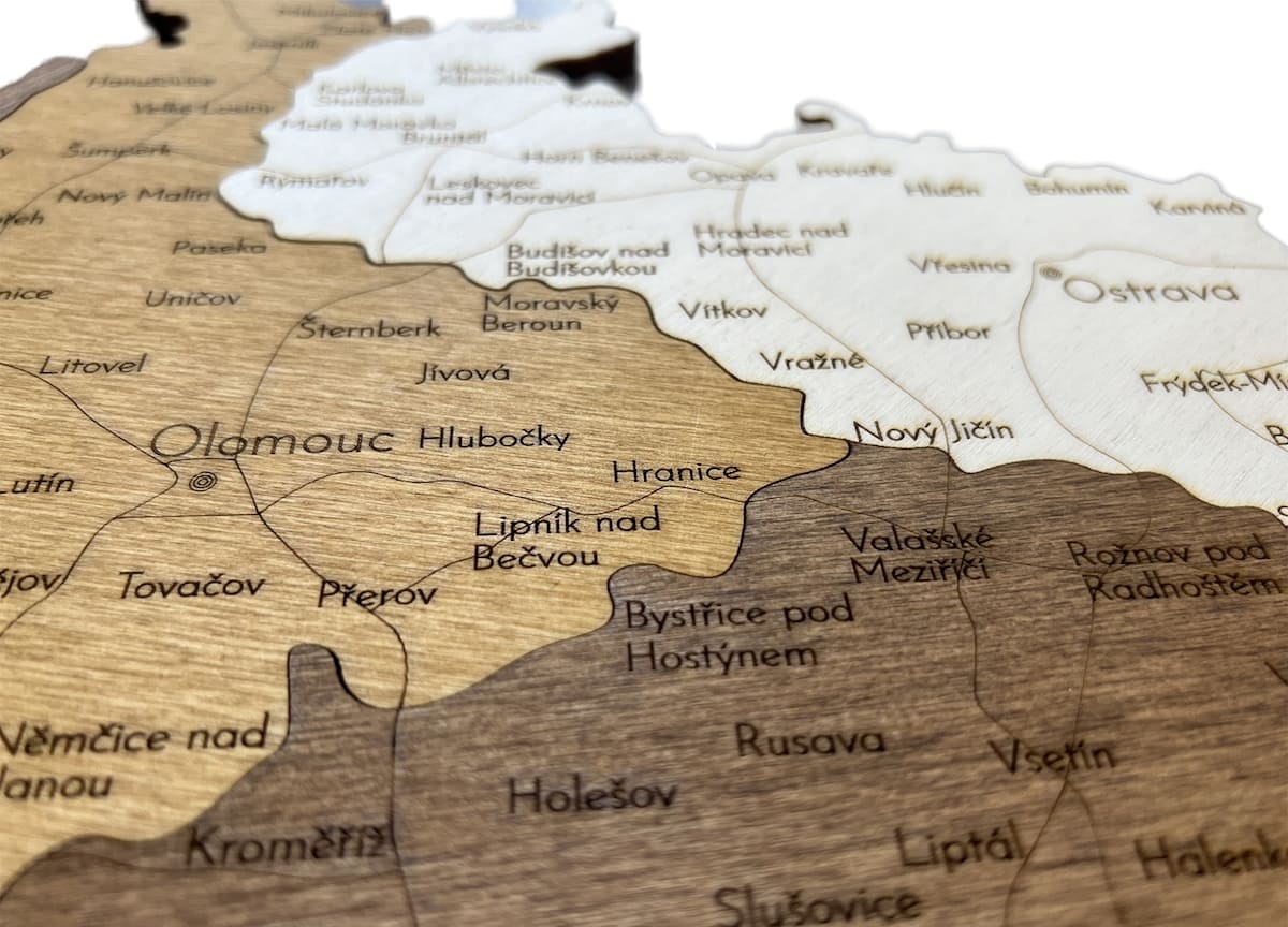 Vícebarevné regiony - mapa s různými odstíny dřeva pro každý kraj