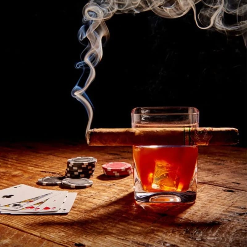 sklenený whiskey pohár 260 ml s cigárovým držiakom  