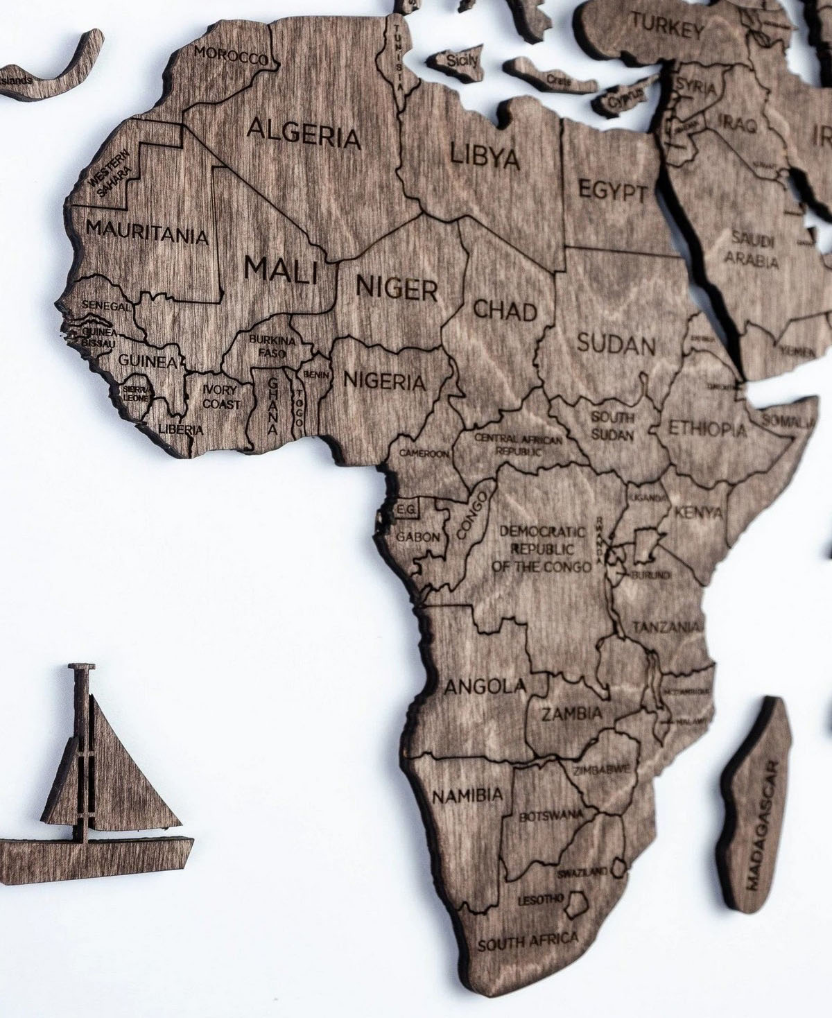 Detail dřevěné nástěnné mapy Afriky s loďkou - Přepracované názvy států a jejich hranice