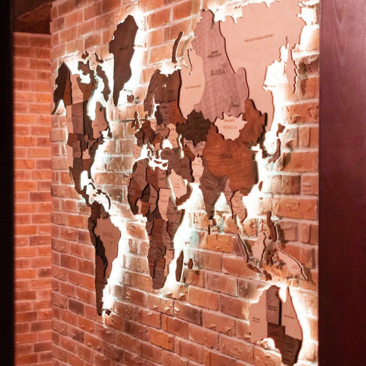 Nástěnná mapa do domácí pracovny - ukázka řemeslné kvality s technologickými prvky