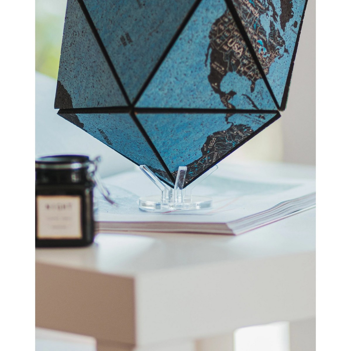 3D geometrický glóbus s cestovatelskými poznámkami - kreativní deník cest ve 3D formě