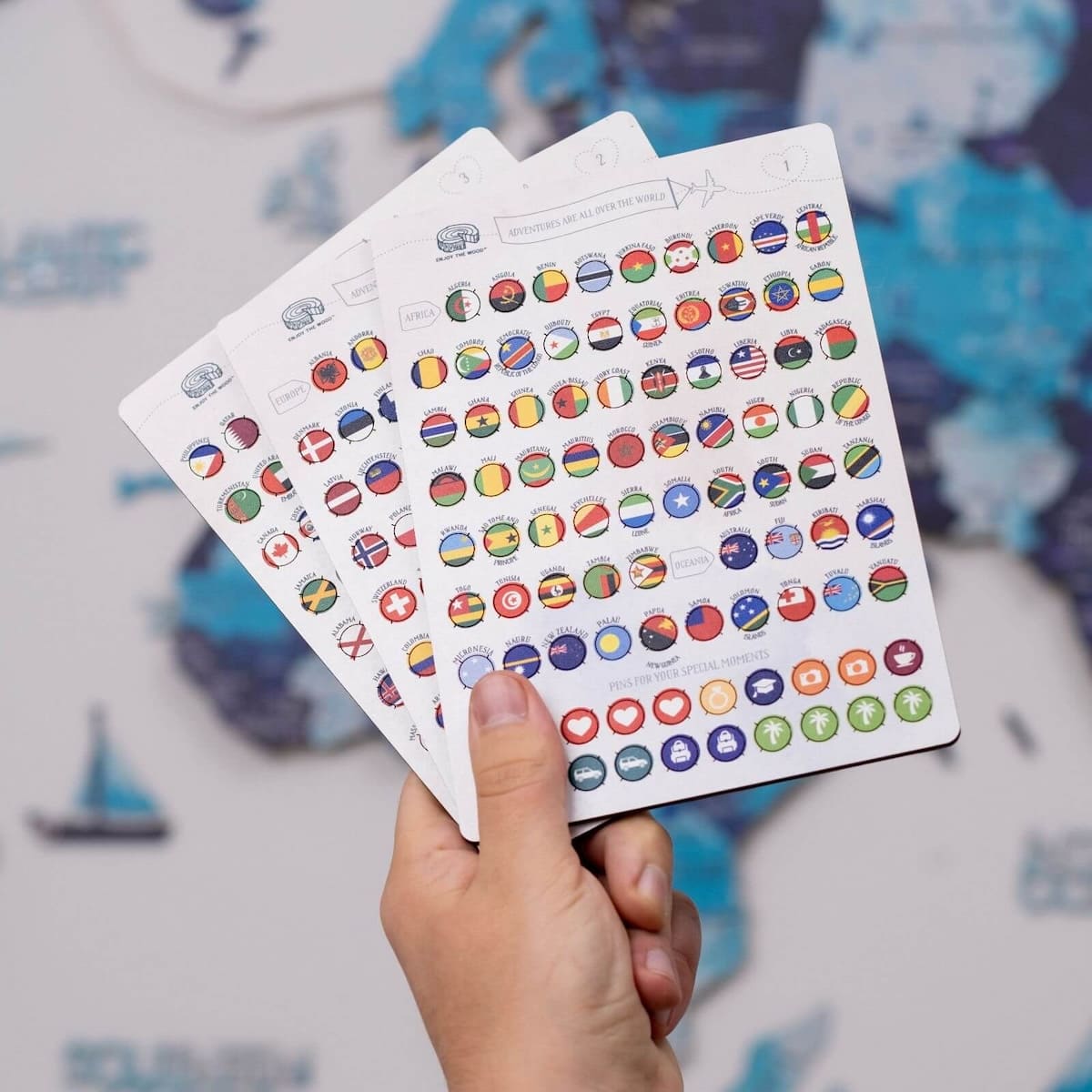 Pin collecting hobby - kolekce světových vlajek států na světě