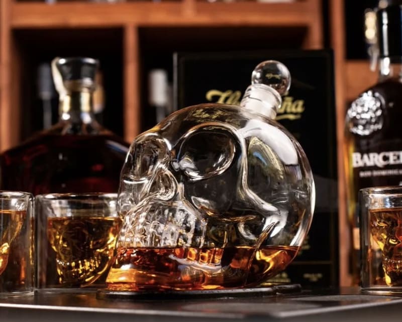 sada sklenic a karafa na whiskey ve tvaru lebky smrtky