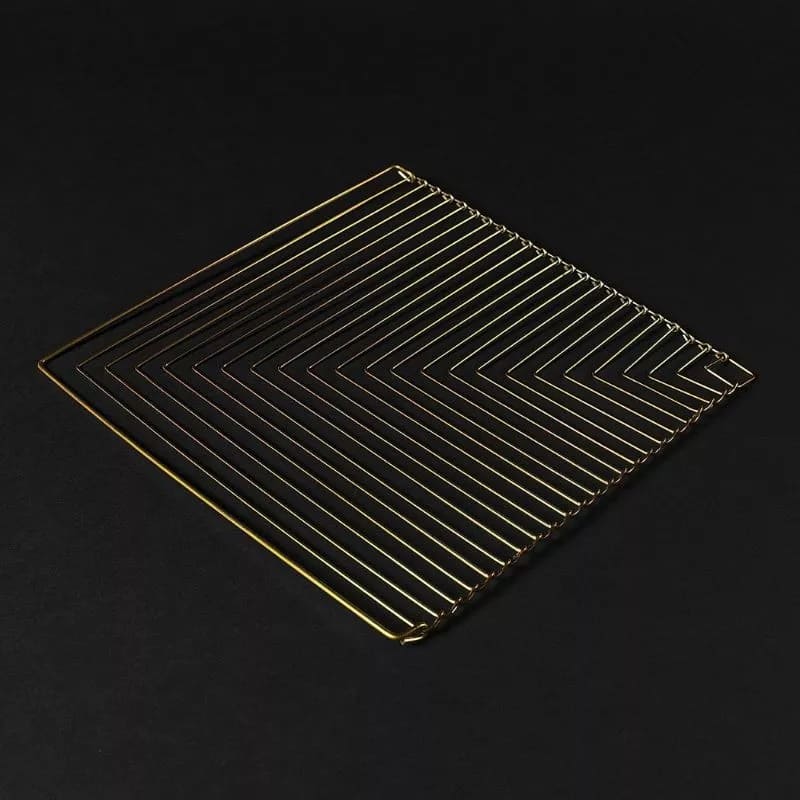 Kovová dekorace Square Wave - hlavolam kovový ve zlaté barvě