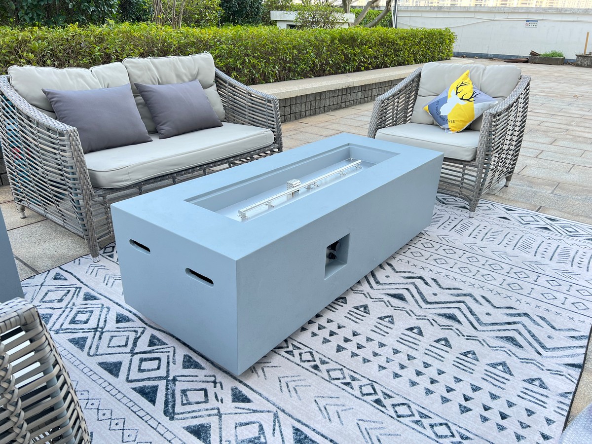 Betonove stoly s ohniskom - outdoor moderné ohnisko