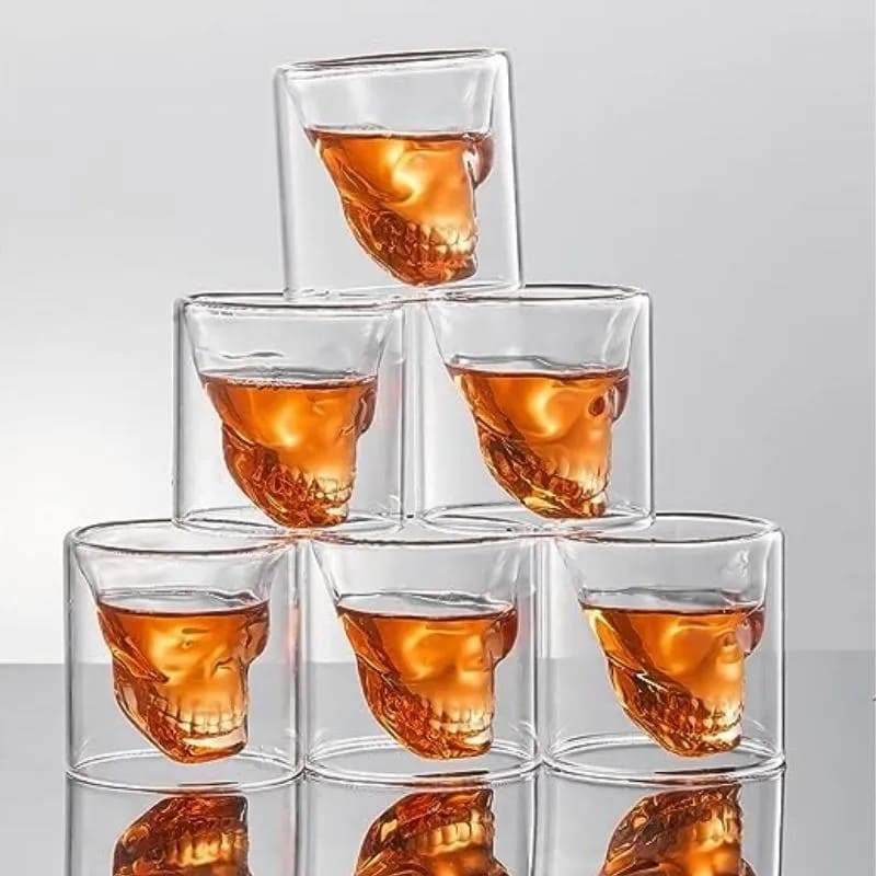 sada luxusních sklenic a karafy ve tvaru lebky na whisky