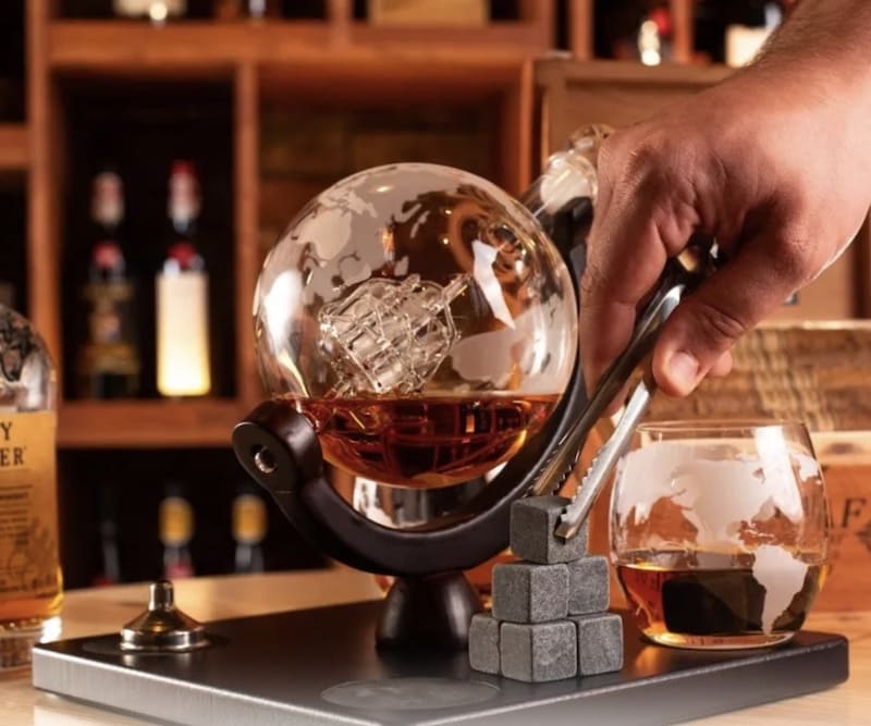 Karafa Glóbus na whisky na stojane – súprava so 4 pohármi + 9 kameňov