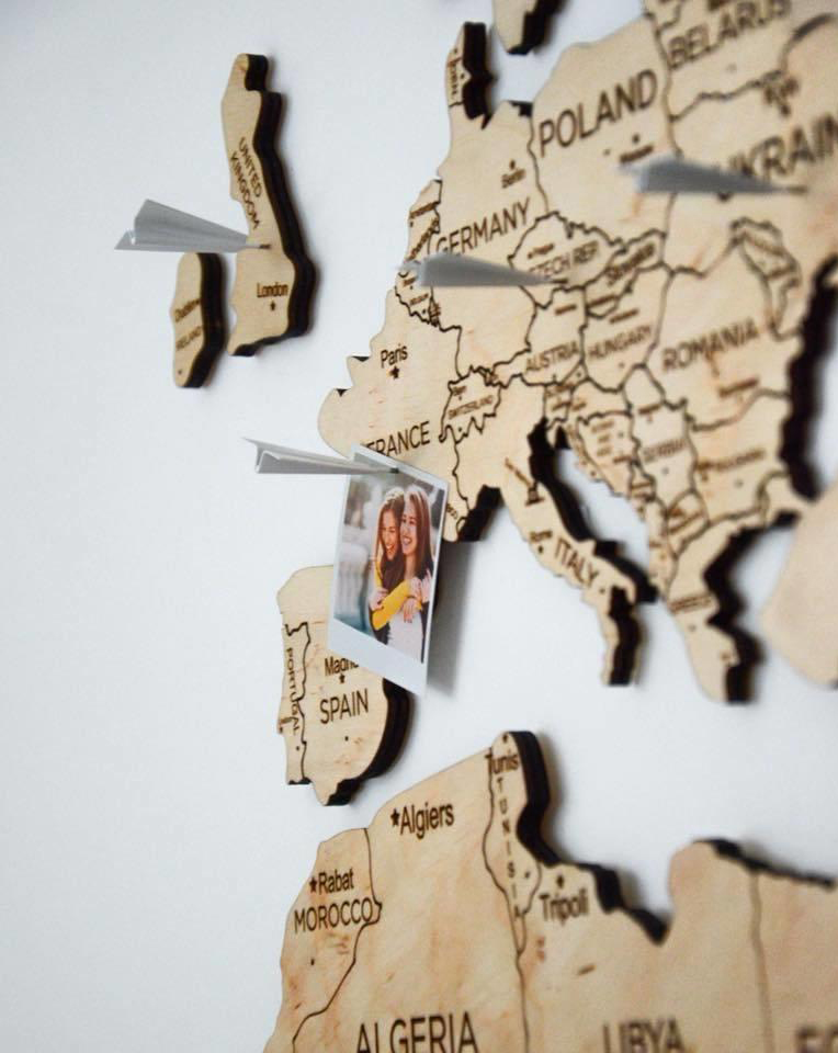 Organický design interiéru - přírodní mapa světa ze dřeva v teplých tónech
