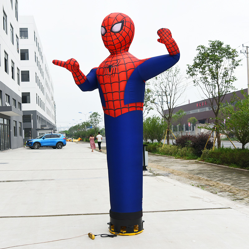 Reklamný pútač Spiderman ako nafukovacia figurína