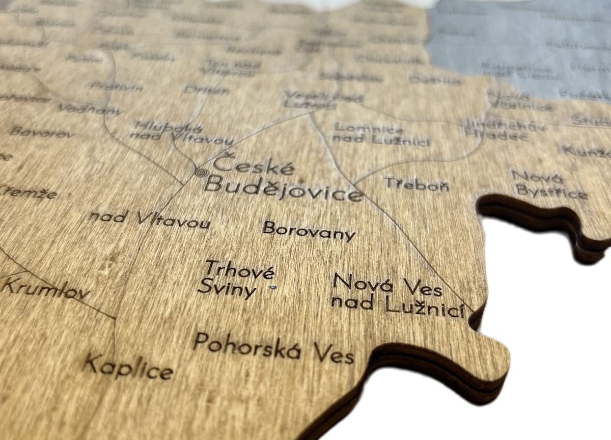 Regionální mapa Česka - dřevěná nástěnná dekorace s rozdělením na kraje