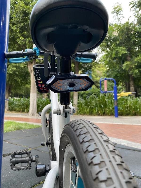 Zadné bezdrôtové svetlo na bicykel so smerovkami + 32 LED + zvukový efekt 120 dB