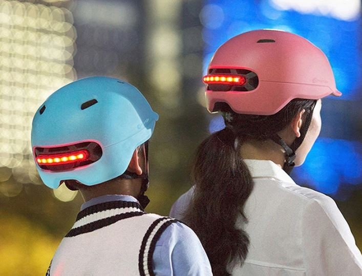 Inteligentná cyklistická prilba – brzdové svetlo + automatické LED osvetlenie
