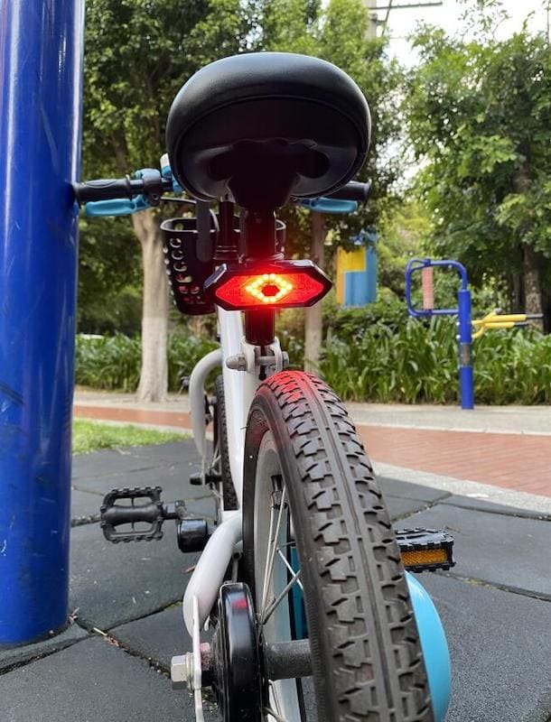 Zadné bezdrôtové svetlo na bicykel so smerovkami + 32 LED + zvukový efekt 120 dB