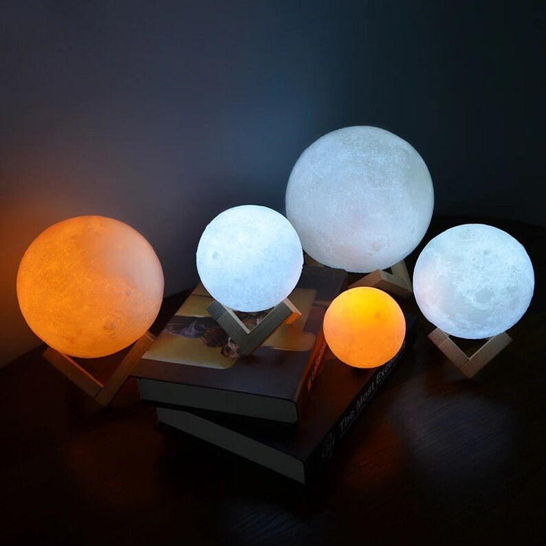Svetlo Mesiac - Nočná lampa svietidlo 3D s dreveným podstavcom - 16 farieb + diaľkový ovládač