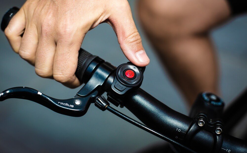 Smart cyklistická přilba na kolo – s Bluetooth a LED signalizací + reproduktory, SOS funkce