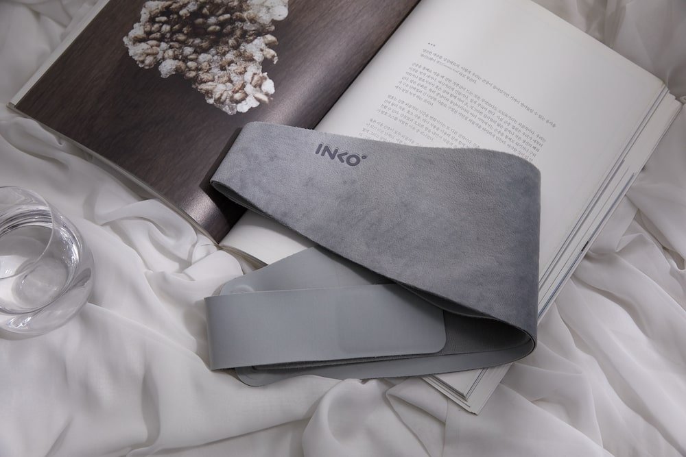 Vyhrievaný pás na kríže a chrbát – elektrický termo pás 100 % semiš + ohrev do 50 °C + USB napájanie
