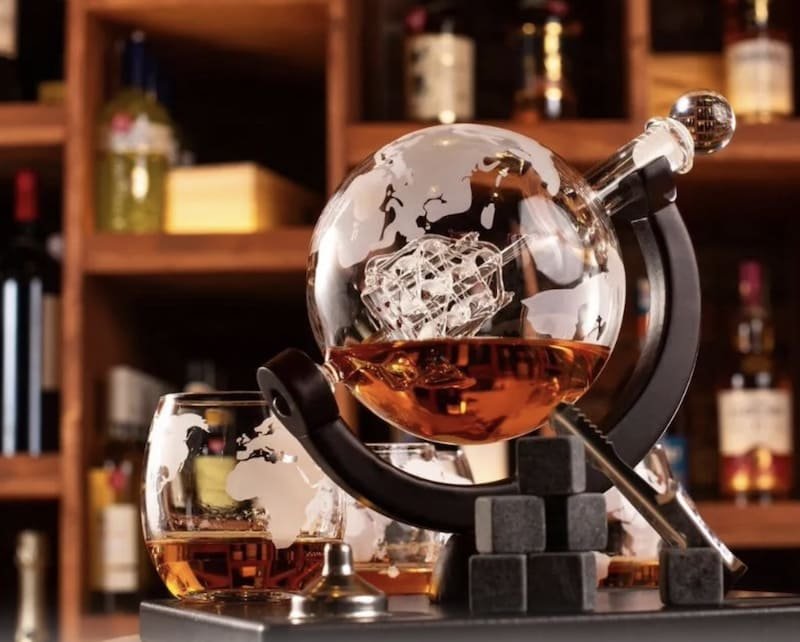 Karafa Glóbus na whisky na stojane – súprava 4 poháre + 9 kameňov