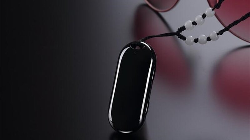 Digitalni diktafon u elegantnom privjesku od 8 GB memorije + MP3 player s detekcijom zvuka