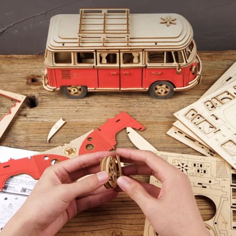 Model retro auto 3D skládací – puzzle auto model Volkswagen VW T1 dřevěný