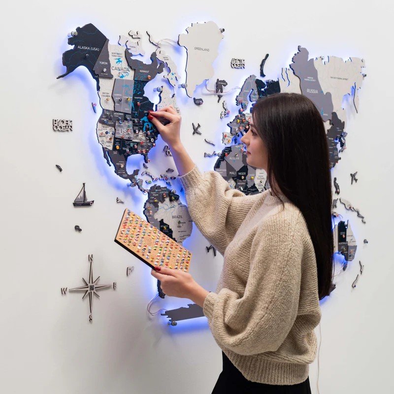 Dřevěná 3D LED mapa světa 200×120 cm (šedá) – dřevěná dekorace s ovládáním