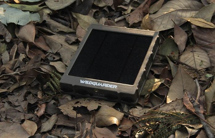 Solárny panel na fotopasce a kamery so zabudovanou nabíjačkou Li-ion 8000mAh + výstup 6/9/12V