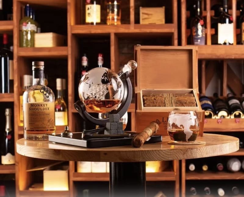 Karafa Glóbus na whisky na stojane – súprava 4 poháre + 9 kameňov