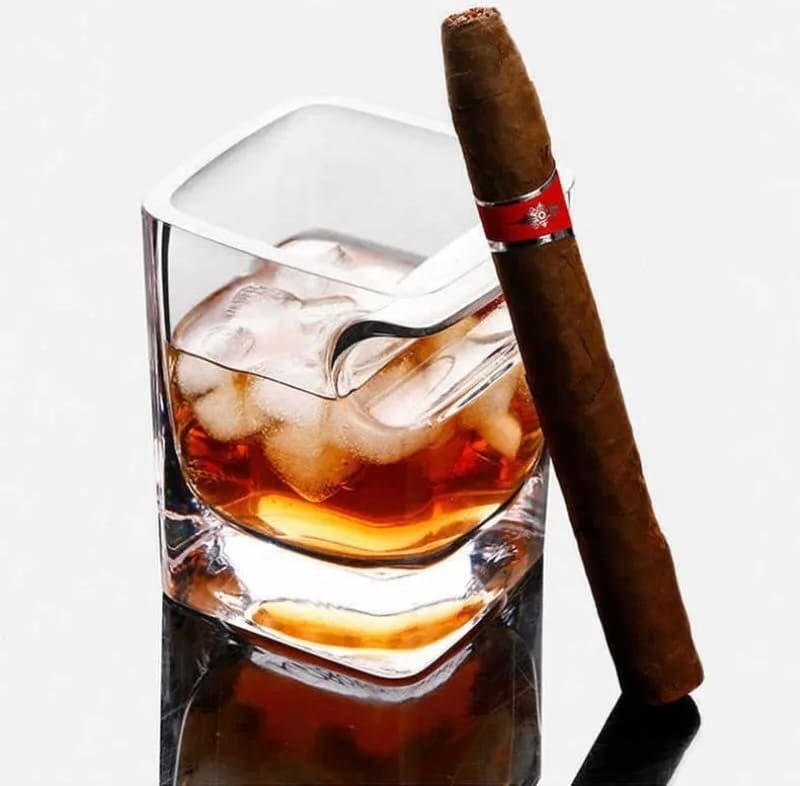 Pohár na whisky s cigaretovým držiakom – sklenený pohár 260 ml