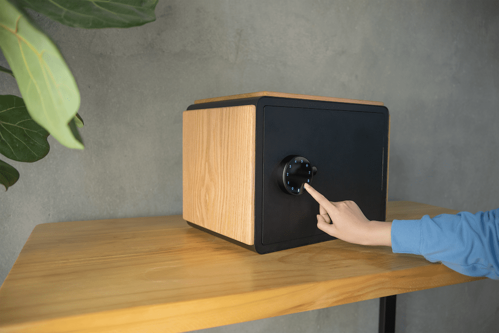 Elektronický smart trezor – inteligentný Safe Box s alarmom + ovládanie cez Bluetooth aplikáciu v mobile
