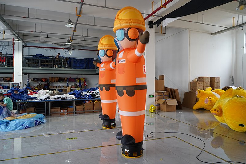 Vonkajšia reklama - Nafukovací panák s mávajúcou rukou - výška 3m - Robotník