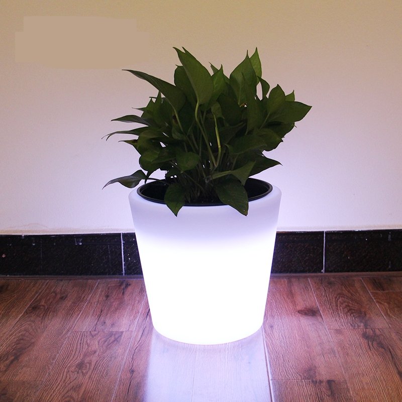 Svietiaci kvetinac farebný plastovy LED 8 RGB režimov vodeodolný s IP44 - rozmery 27x27x28 cm