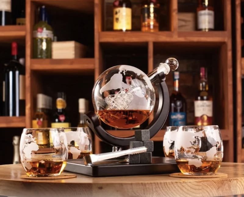 Karafa Glóbus na whisky na stojane – súprava 4 poháre + 9 kameňov