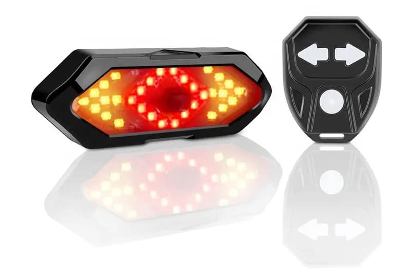 Zadné bezdrôtové svetlo na bicykel so smerovkami + 32 LED + zvukový efekt 120 dB