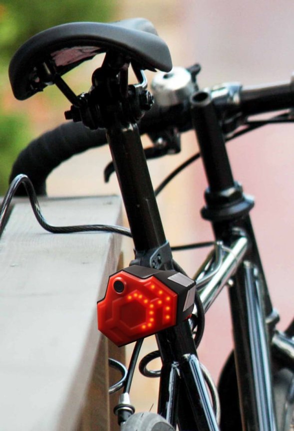 Multifunkčné zadné svetlo na bicykel + FULL HD kamera a funkcia smeroviek