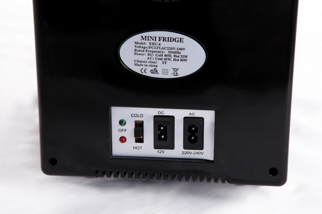 Prenosná mini chladnička – objem 6L / 4 veľké + 2 malé plechovky 6L s ohrevom a chladením – 12V/230V Na nápoje a jedlo