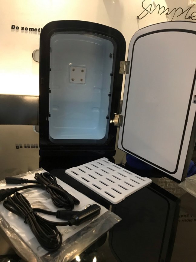 Prenosná mini chladnička – objem 6L / 4 veľké + 2 malé plechovky 6L s ohrevom a chladením – 12V/230V Na nápoje a jedlo