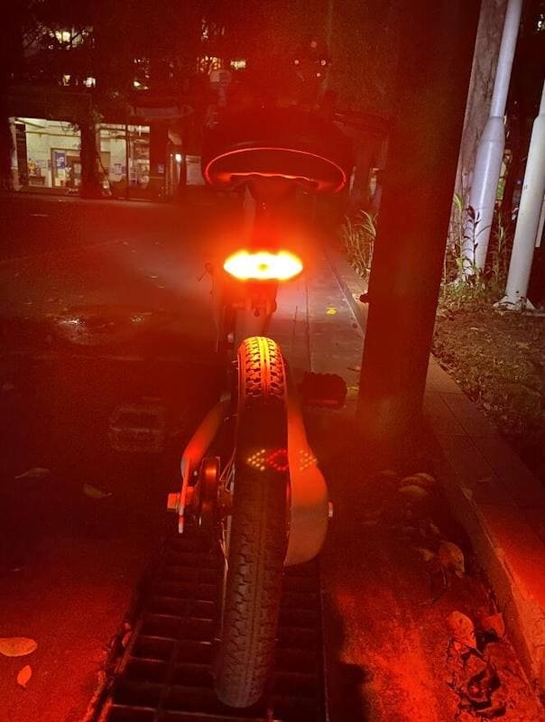 Zadné bezdrôtové svetlo na bicykel so smerovkami + 32 LED + zvukový efekt 120 dB