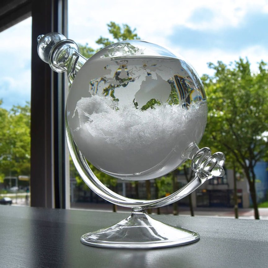 Skleněný glóbus na podstavci – meteorologické bouřkové sklo, předpověď počasí