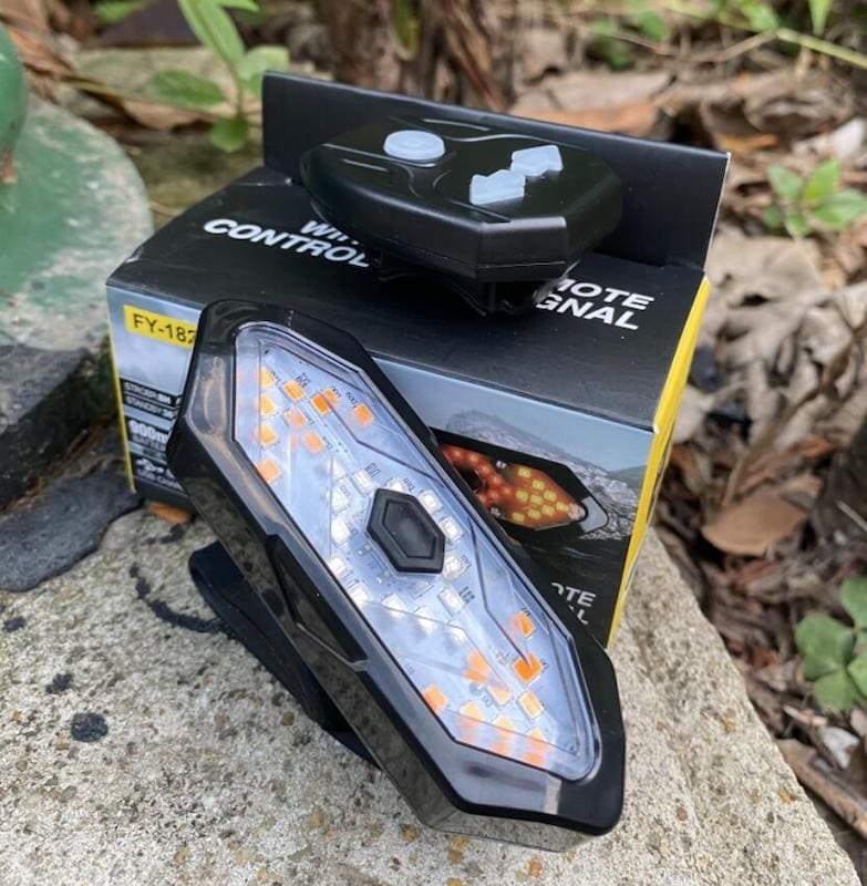 Zadné bezdrôtové svetlo na bicykel so smerovkami + 32 LED + zvukový efekt 120 dB