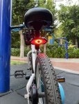 Zadné bezdrôtové svetlo na bicykel so smerovkami + 32 LED + zvukový efekt 120 dB