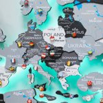 3D LED mapa světa bílo-šedá 150×90 cm – dřevěný nástěnný obraz s podsvícením