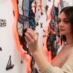Dřevěná 3D LED mapa světa 200×120 cm (šedá) – dřevěná dekorace s ovládáním