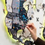 Dřevěná 3D LED mapa světa 200×120 cm (šedá) – dřevěná dekorace s ovládáním