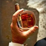 Pohár na whisky s cigaretovým držiakom – sklenený pohár 260 ml