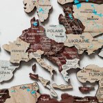 Magnetická 3D dřevěná mapa světa - Fosforeskující mapa na zeď (Capuccino) 100×60 cm