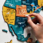 Drevená 3D mapa sveta SUNRISE 200x120cm – 3D dekorácia na stenu z dreva farebná